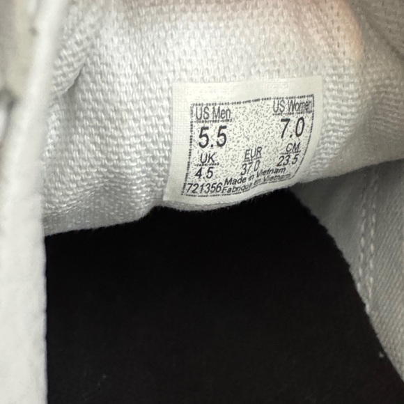 Old Skool classic tumble Unisex Vans - All-White Sneakers - Picture 5 of 7